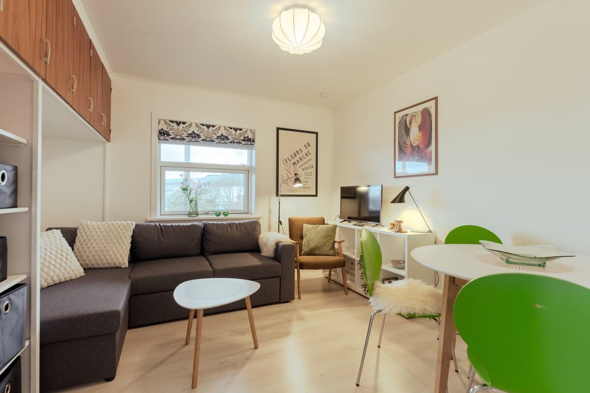 Ternan · apartment · calm · city life