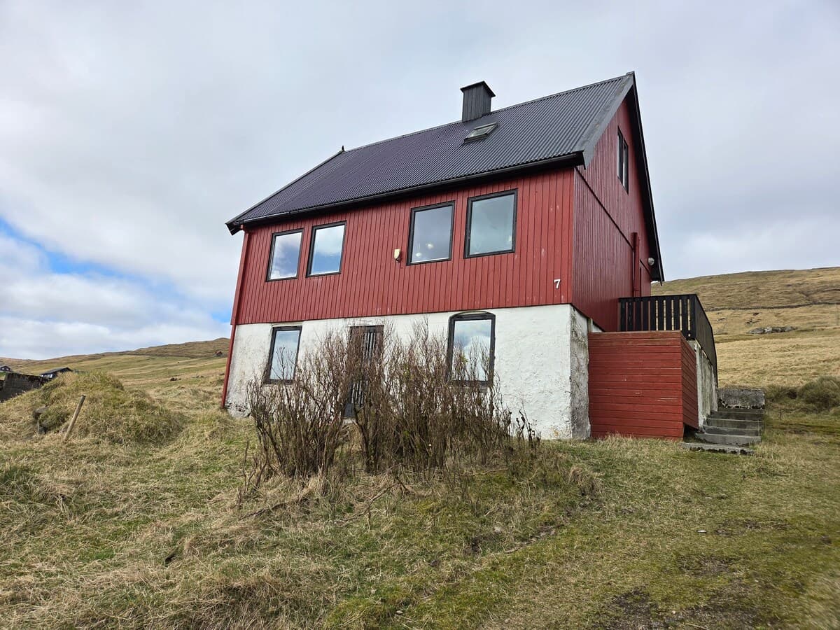 Charming 2BR Home with Sea & Mountain Views